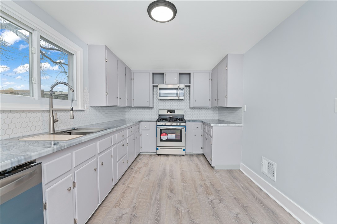 137 W Elm Street, East Rochester, New York image 14