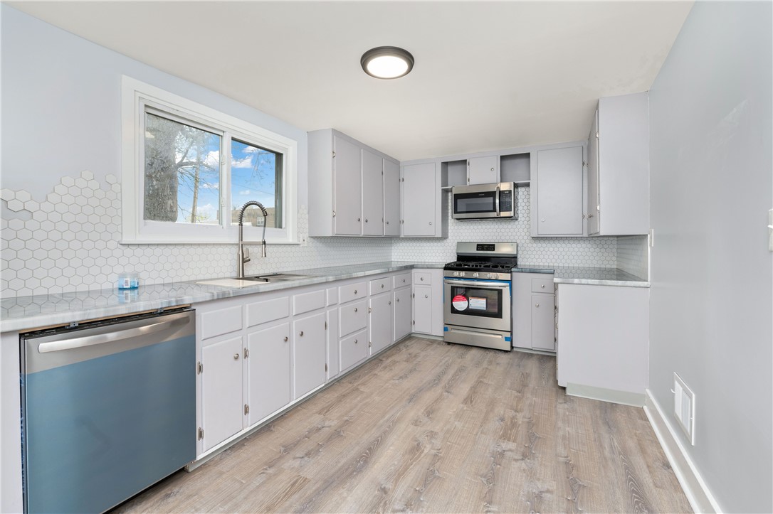 137 W Elm Street, East Rochester, New York image 13