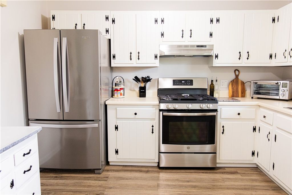 Photo of 15 Old White Lane, Henrietta, NY 14623 (MLS # R1650234)