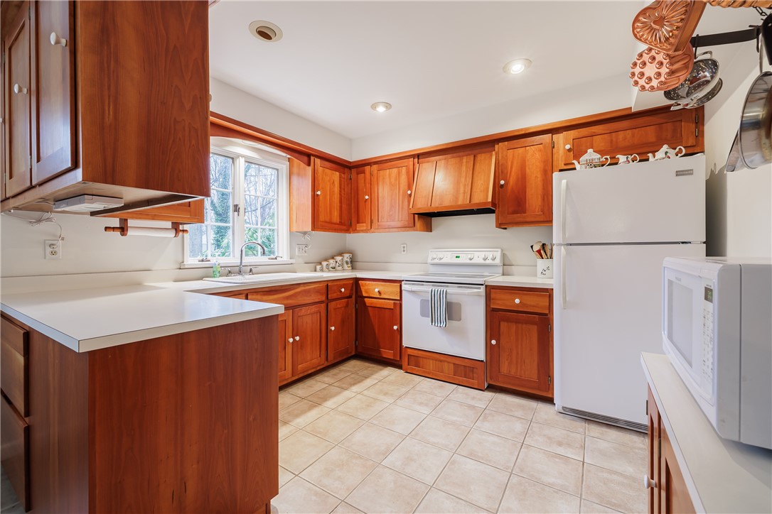 646 Oakridge Drive, Irondequoit, New York image 12