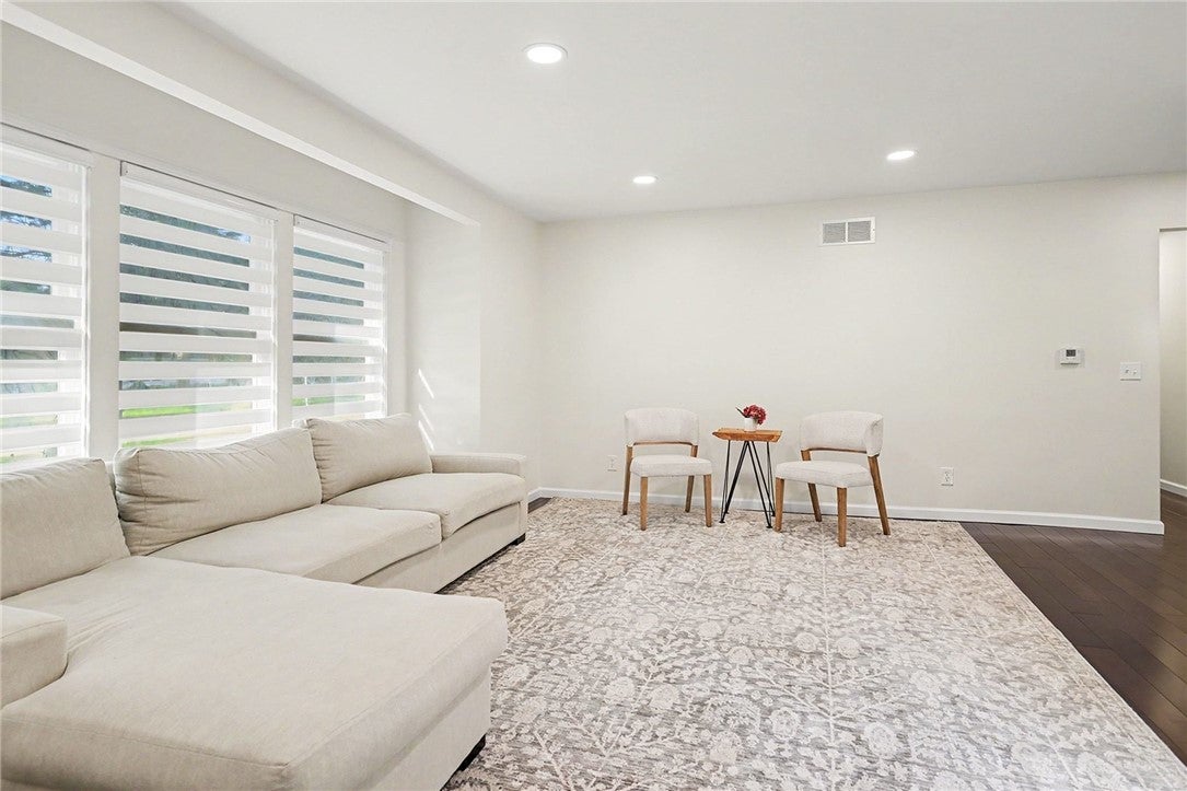 8 Hillview Drive