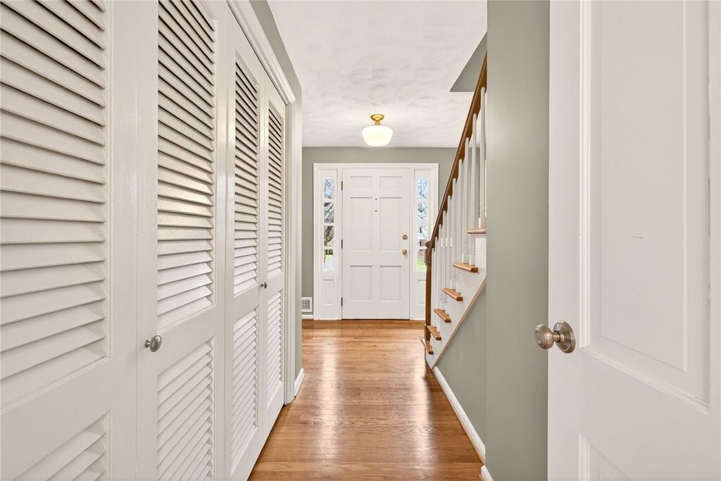 Photo of 9 Sandpiper Lane, Pittsford, NY 14534 (MLS # R1666777)