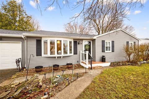 Homes For Sale - 19 Gannett Road<br/> Farmington, NY 14425