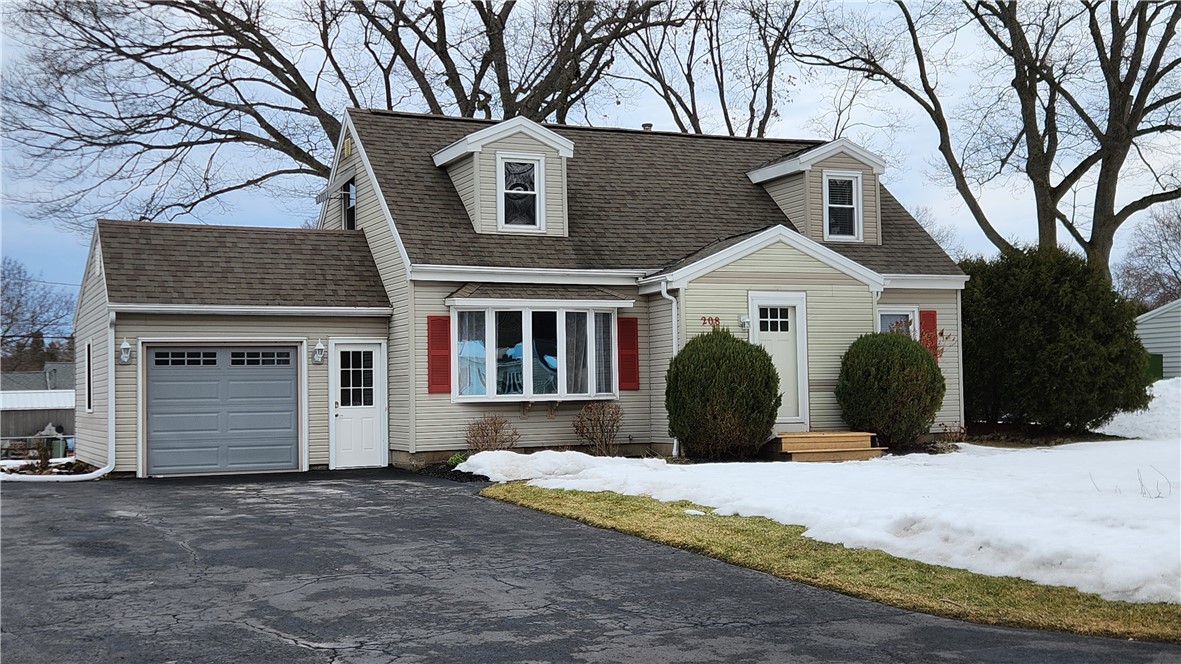 208 Oakwood Lane, Webster, New York image 1