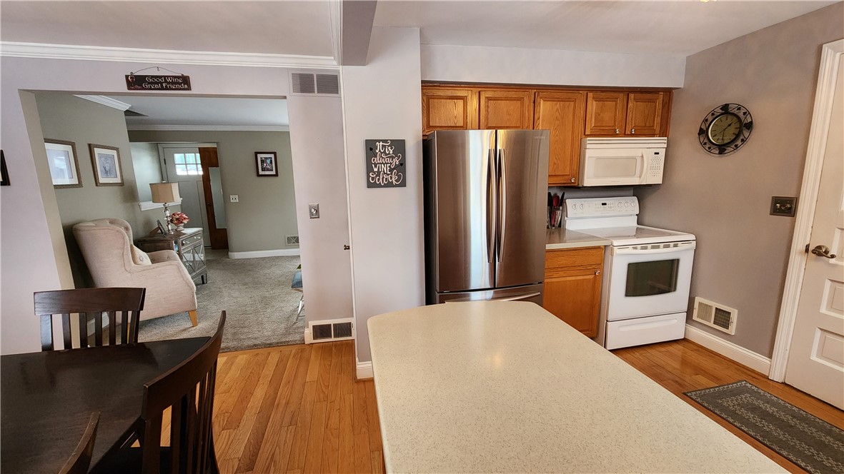 208 Oakwood Lane, Webster, New York image 6