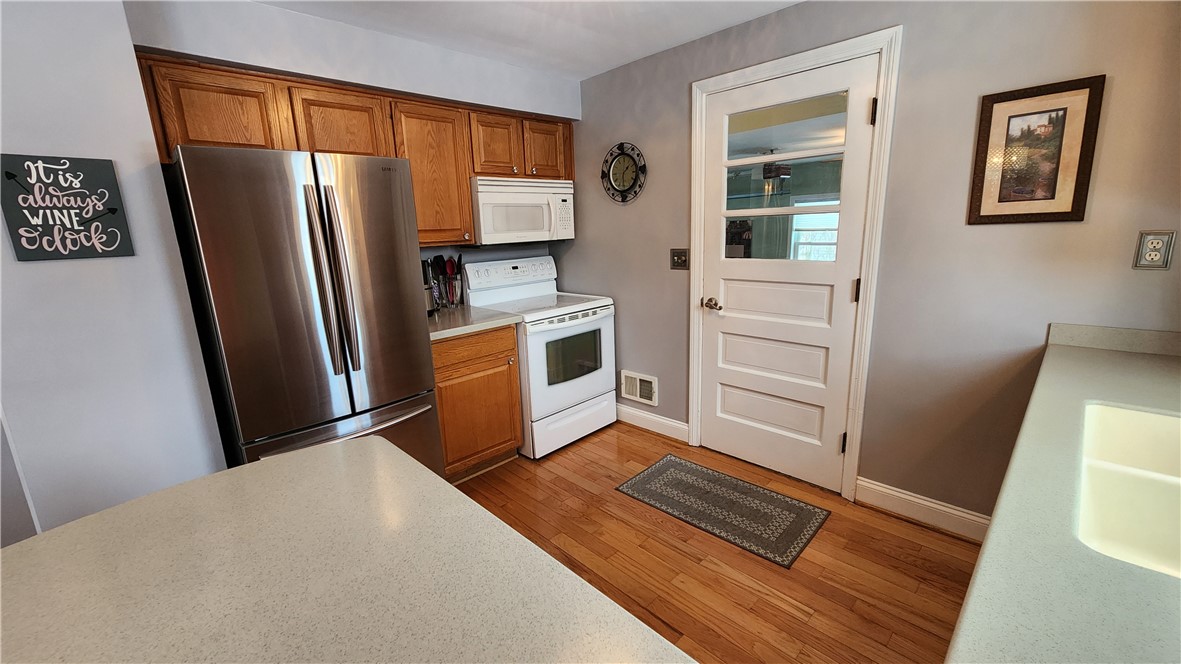 208 Oakwood Lane, Webster, New York image 4