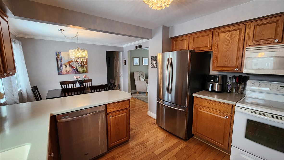 208 Oakwood Lane, Webster, New York image 3