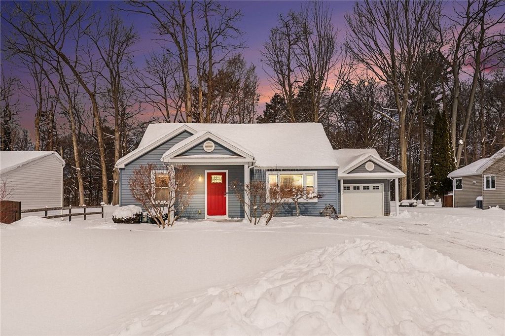 Photo of 534 Glenview Court, Webster, NY 14580 (MLS # R1660363)