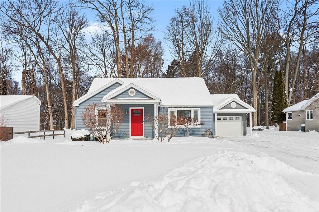 Photo of 534 Glenview Court, Webster, NY 14580 (MLS # R1660363)