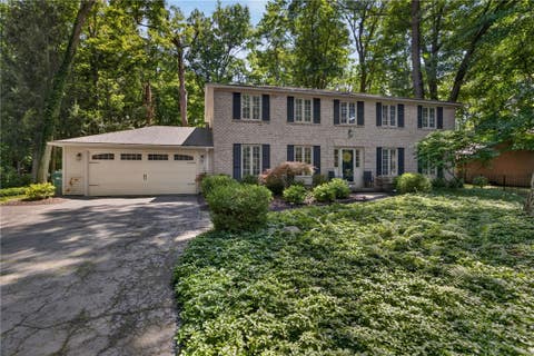 Photo of 10 Forest Knoll KNL, Pittsford, NY 14534 (MLS # R1698817)