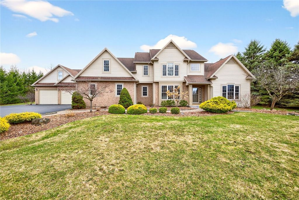 Photo of 7 La Terra Way, Penfield, NY 14580 (MLS # R1668676)
