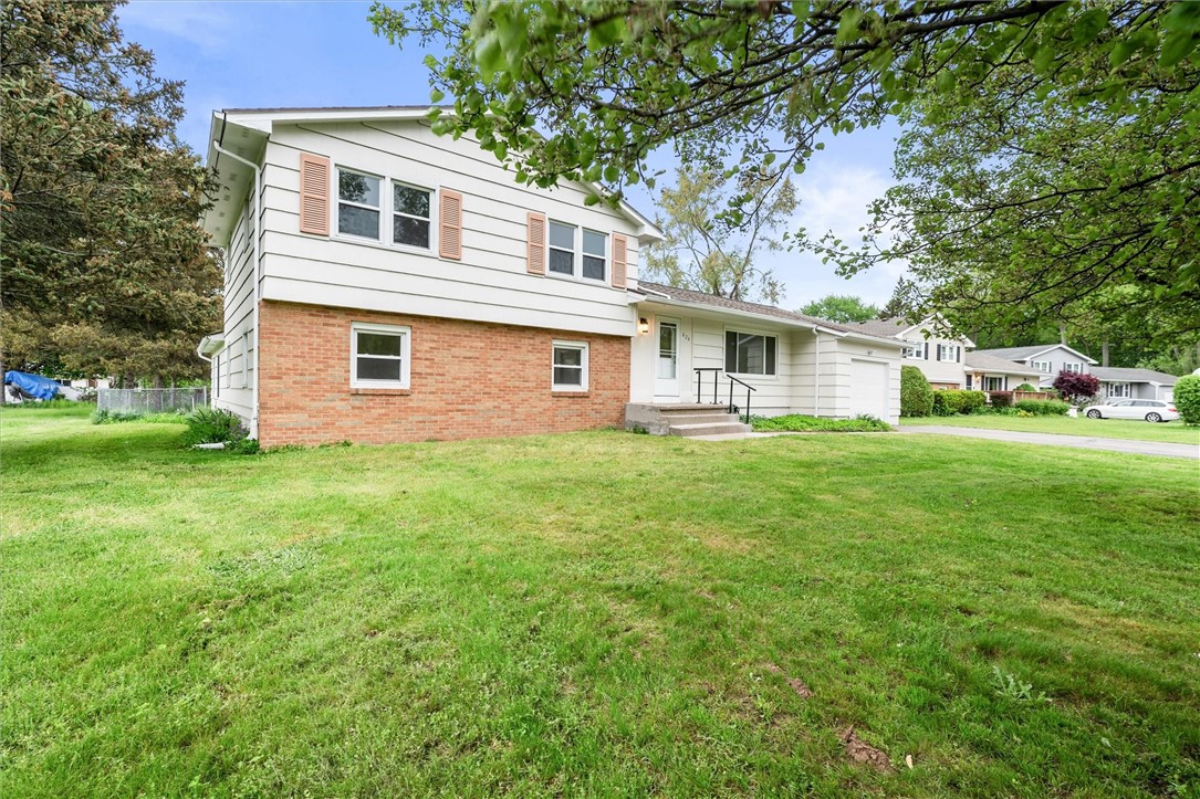 424 Marsdale Court, Webster, New York image 2