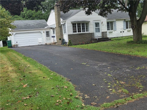 Homes For Sale - 111 Hastings Lane<br/> Irondequoit, NY 14617