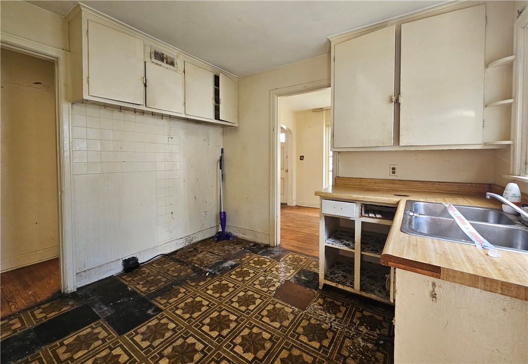609 Decker Avenue