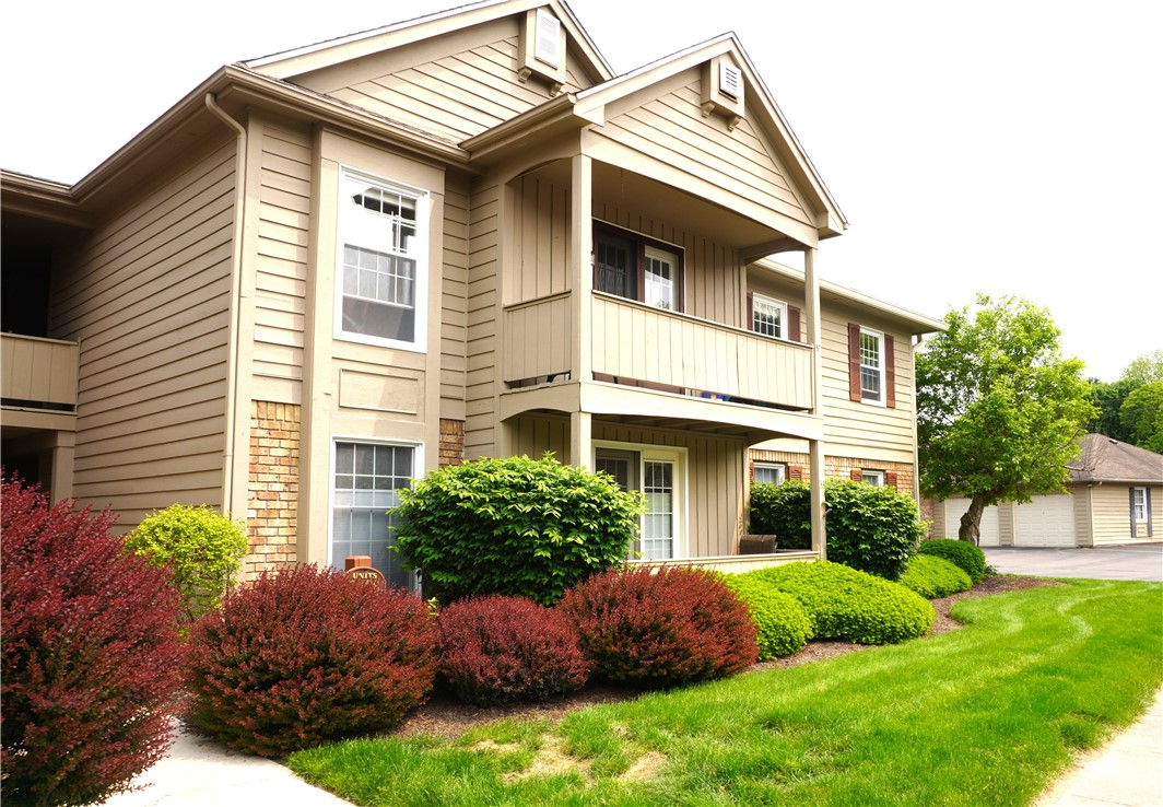 33 Wood Creek Drive, Pittsford, New York image 2