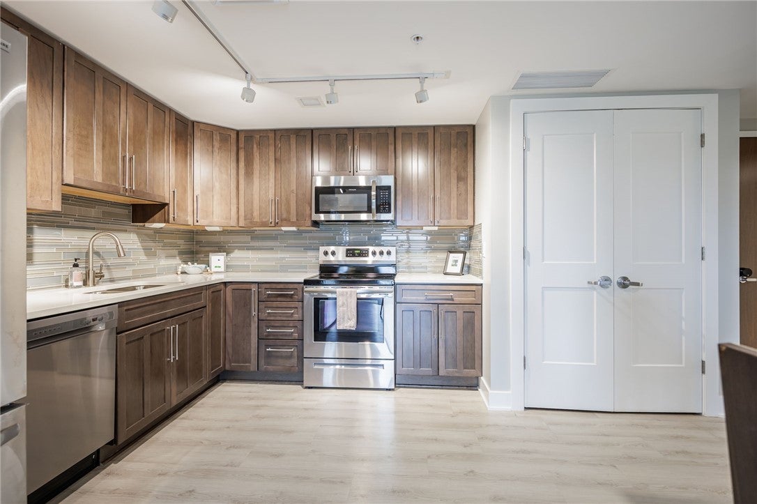 205 W Lakeshore Drive 516