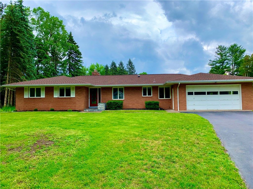 Photo of 20 Pinehill Drive, Perinton, NY 14534 (MLS # R1640075)