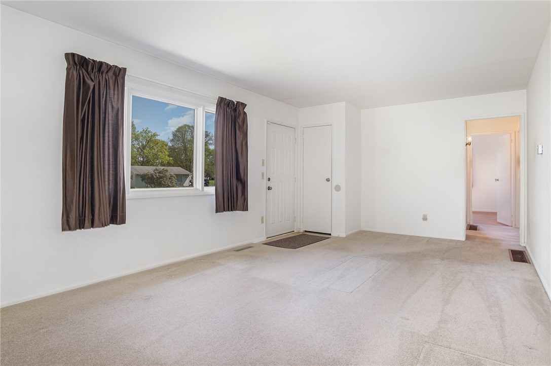 289 Hollybrook Road, Henrietta, New York image 4