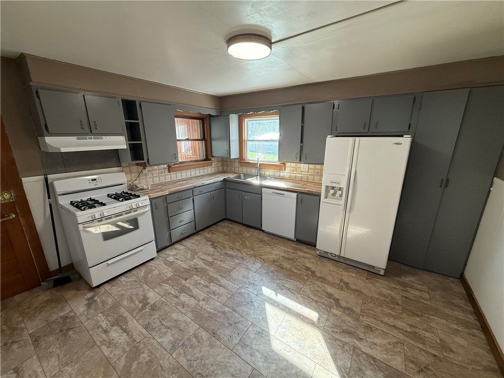 Photo of 22 Myrtle Avenue, Auburn, NY 13021 (MLS # R1677839)