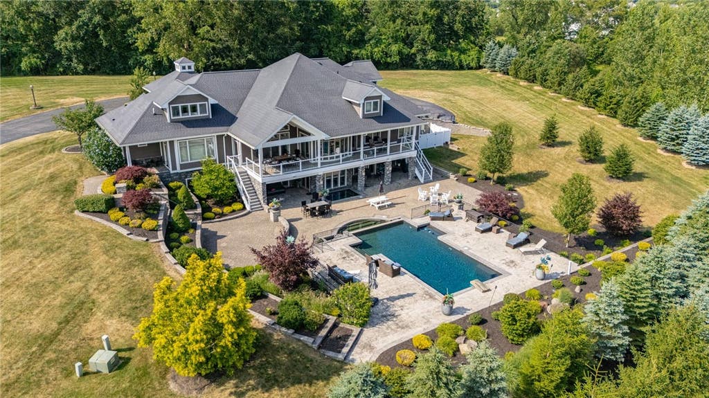 Photo of 14 Poinciana Drive, Pittsford, NY 14534 (MLS # R1700500)