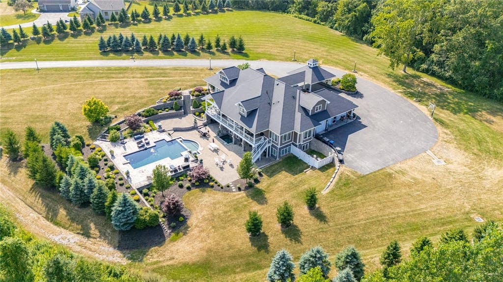 Photo of 14 Poinciana Drive, Pittsford, NY 14534 (MLS # R1700500)