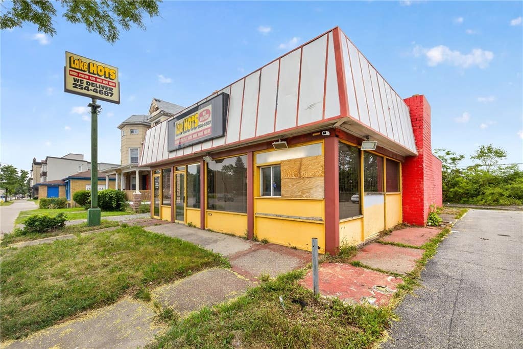 Photo of 532 Lake Avenue, Rochester, NY 14613 (MLS # R1709524)
