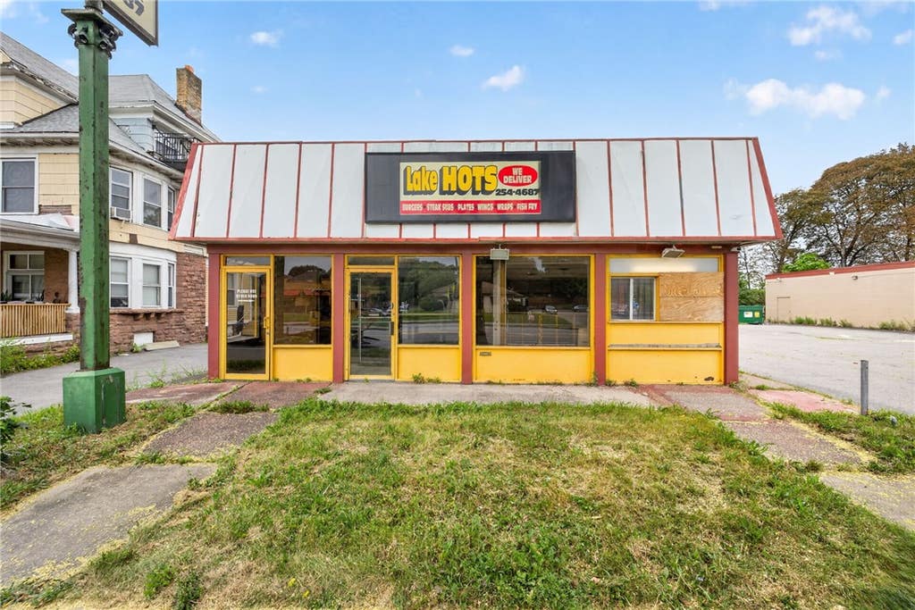Photo of 532 Lake Avenue, Rochester, NY 14613 (MLS # R1709524)