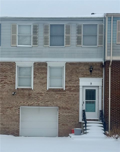 Photo of 5 Bramblewood Lane, Penfield, NY 14526 (MLS # R1655454)