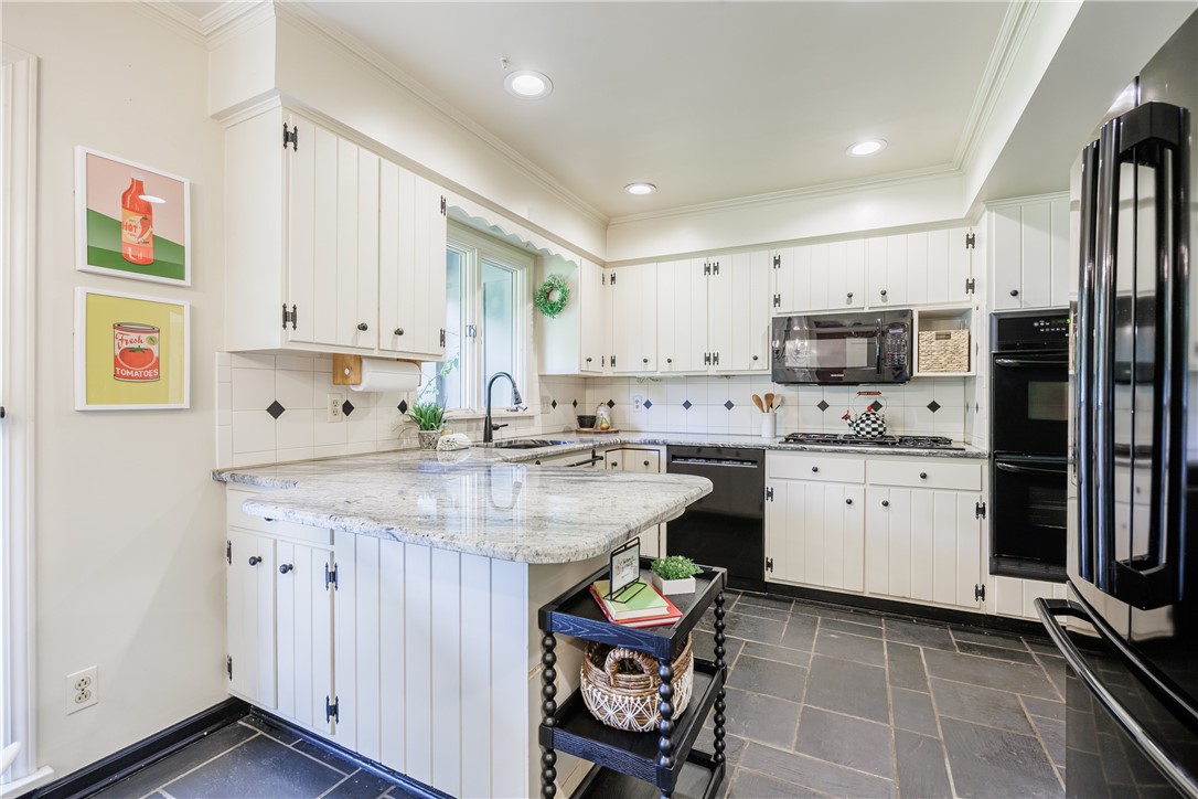 39 N Country Club Drive, Pittsford, New York image 9