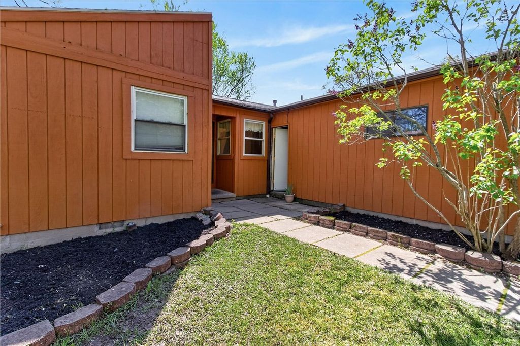 Photo of 10 Hanningfield Circle, Perinton, NY 14450 (MLS # R1675821)