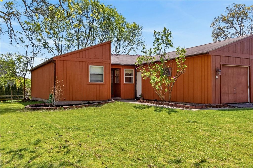 Photo of 10 Hanningfield Circle, Perinton, NY 14450 (MLS # R1675821)