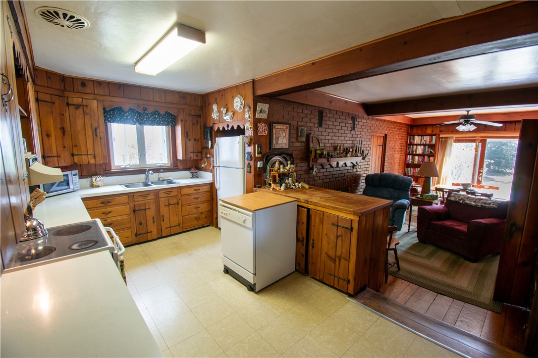 66 Broad St St, Lyons, New York image 25