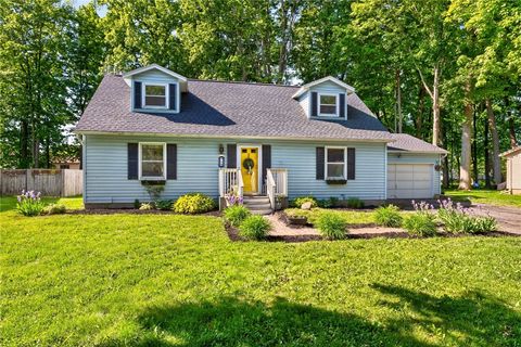 Photo of 39 Timberwood Drive, Parma, NY 14468 (MLS # R1687721)