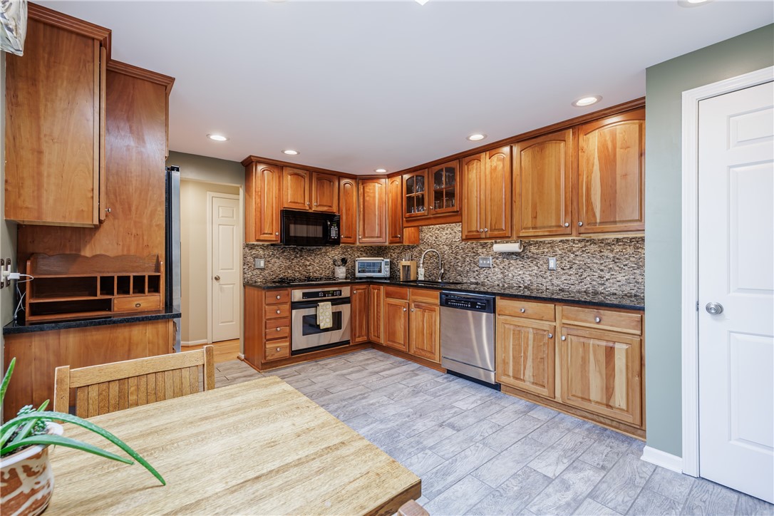 55 Creek Ridge, Pittsford, New York image 8