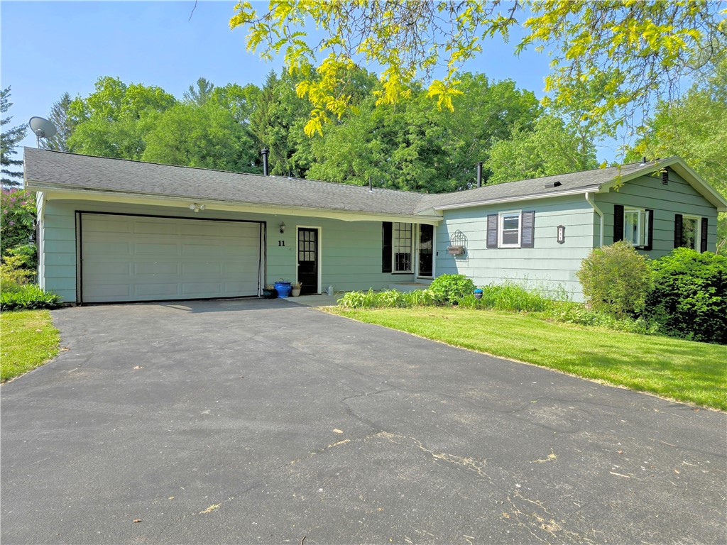 11 Golfview Drive, Penfield, New York image 1