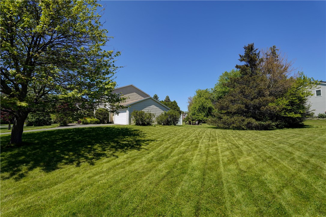 16 Canterbury Trail, Penfield, New York image 9