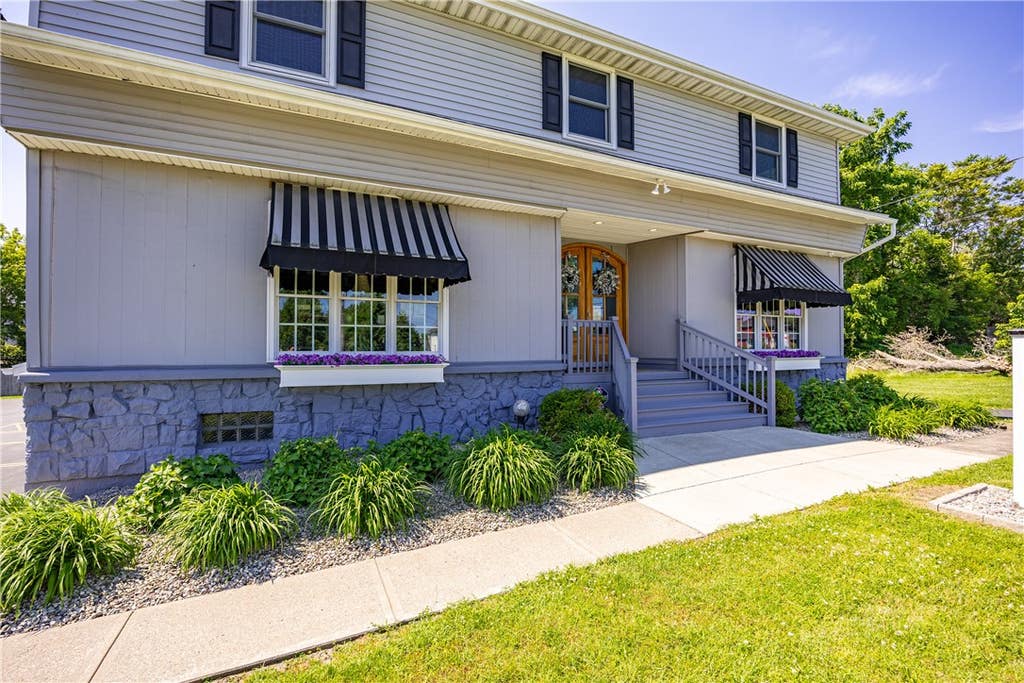 Photo of 581 Whitney Road W, Perinton, NY 14450 (MLS # R1695522)