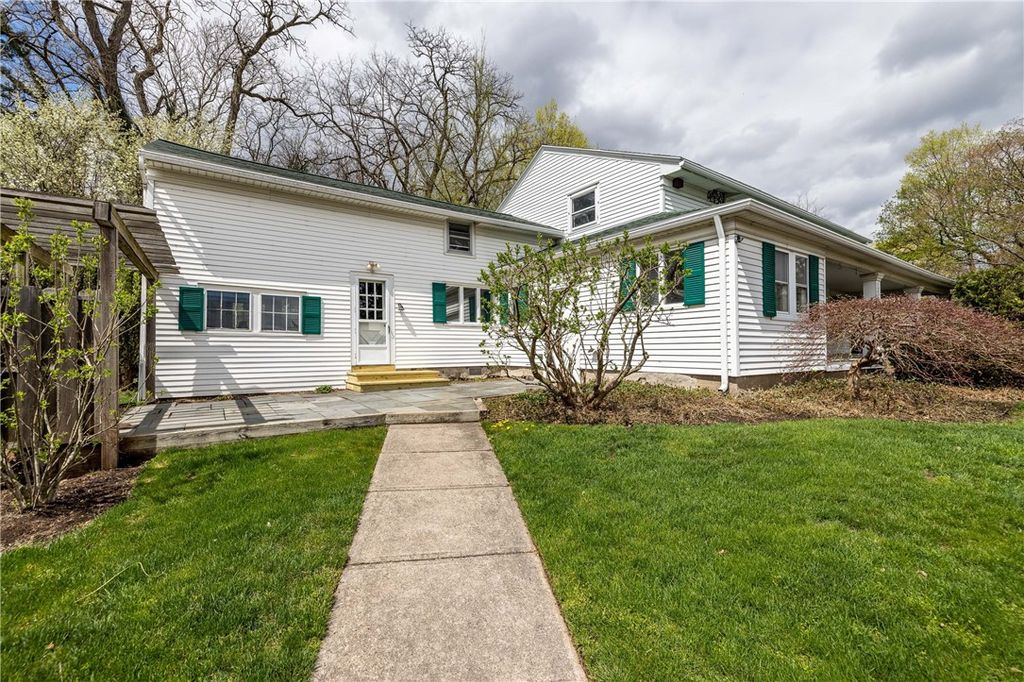 Photo of 1253 Fairport Road, Perinton, NY 14450 (MLS # R1665553)