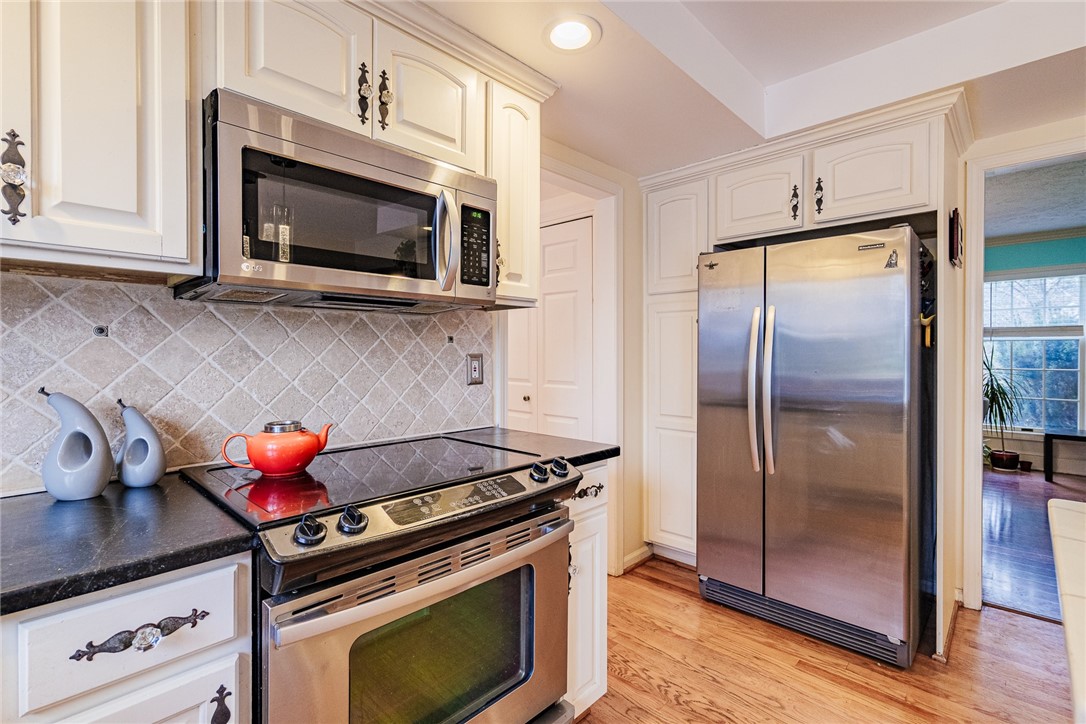32 Scarborough Park, Penfield, New York image 22