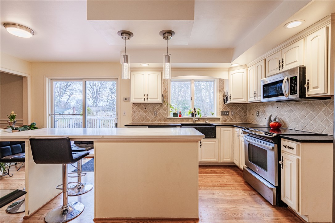 32 Scarborough Park, Penfield, New York image 16