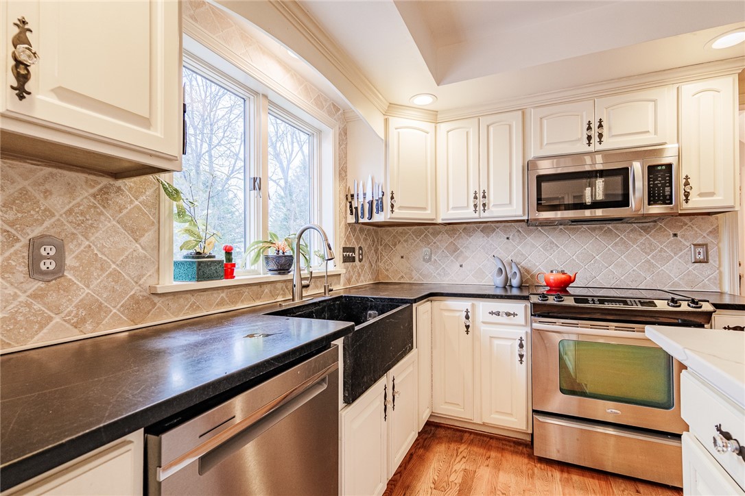 32 Scarborough Park, Penfield, New York image 20