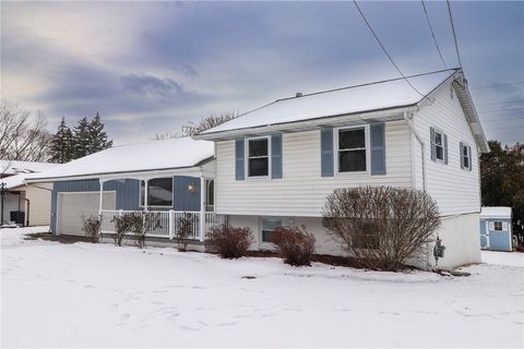 Photo of 128 Camelot Drive, Horseheads, NY 14845 (MLS # R1654817)