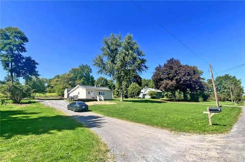 Homes For Sale - 2095 Schilling Road<br/> Palmyra, NY 14522