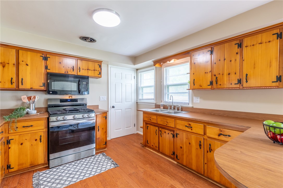 662 Beverly Drive, Webster, New York image 2