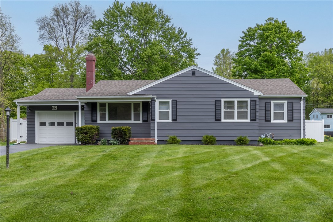 662 Beverly Drive, Webster, New York image 1