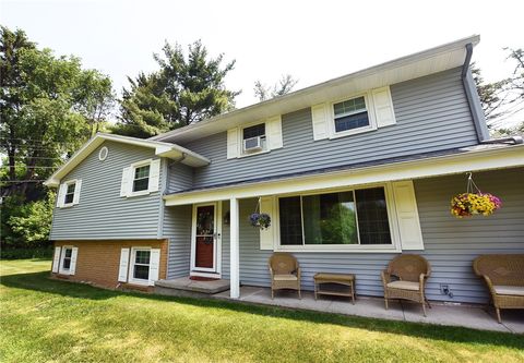 Photo of 9 Little Spring Run, Perinton, NY 14450 (MLS # R1668075)