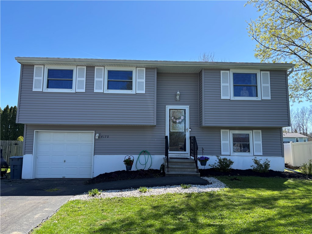 4170 Torrey Lane, Clay, New York image 1