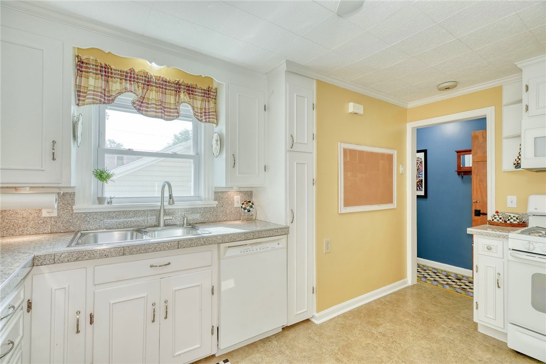 910 Roosevelt Road, East Rochester, New York image 8