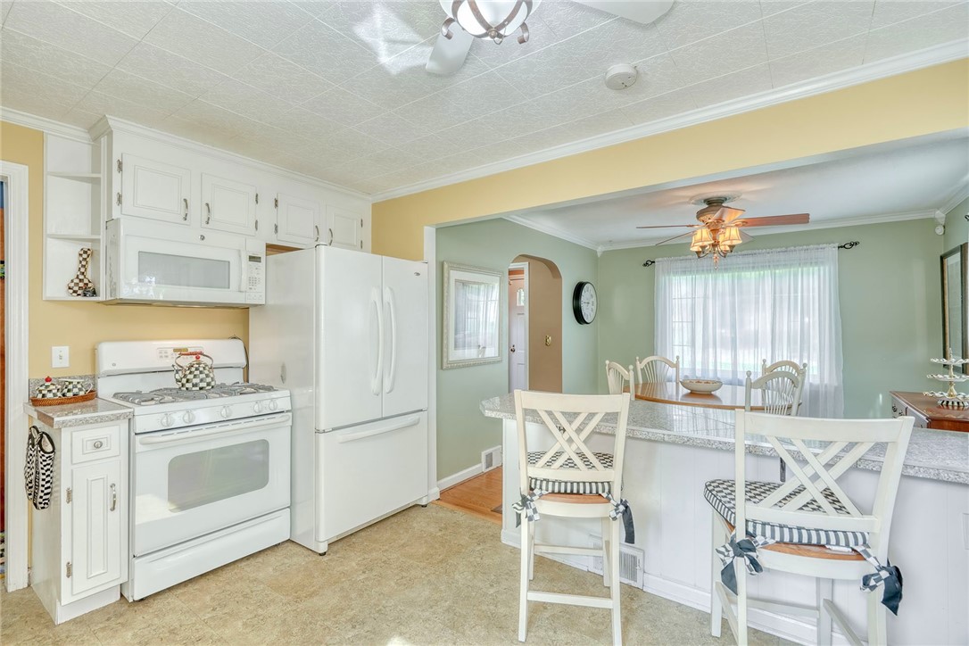 910 Roosevelt Road, East Rochester, New York image 9