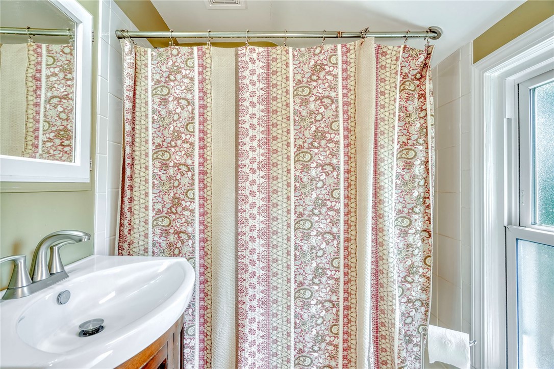 910 Roosevelt Road, East Rochester, New York image 23